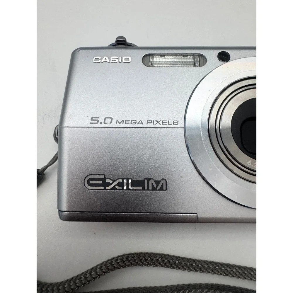 Casio Exilim EX-Z500 5.0MP Digital Camera Silver Bundle with SD Cards